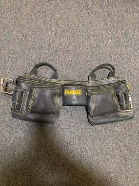 DEWALT Professional Leather Tool Rig with 18 Pockets and Double Tongue Roller Be